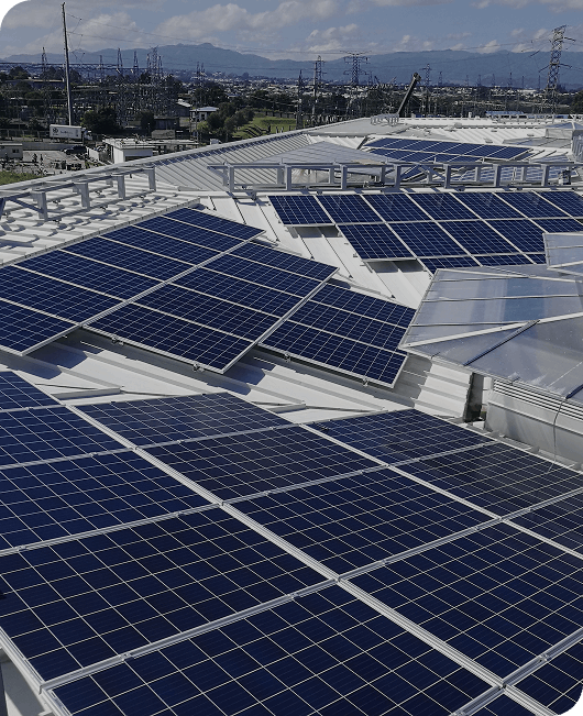 Paneles solares instalados en un techo generando alta rentabilidad