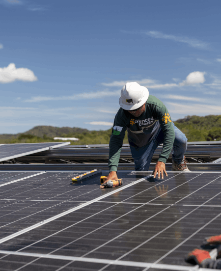 Paneles solares con vista al cielo mostrando servicio de monitoreo continuo