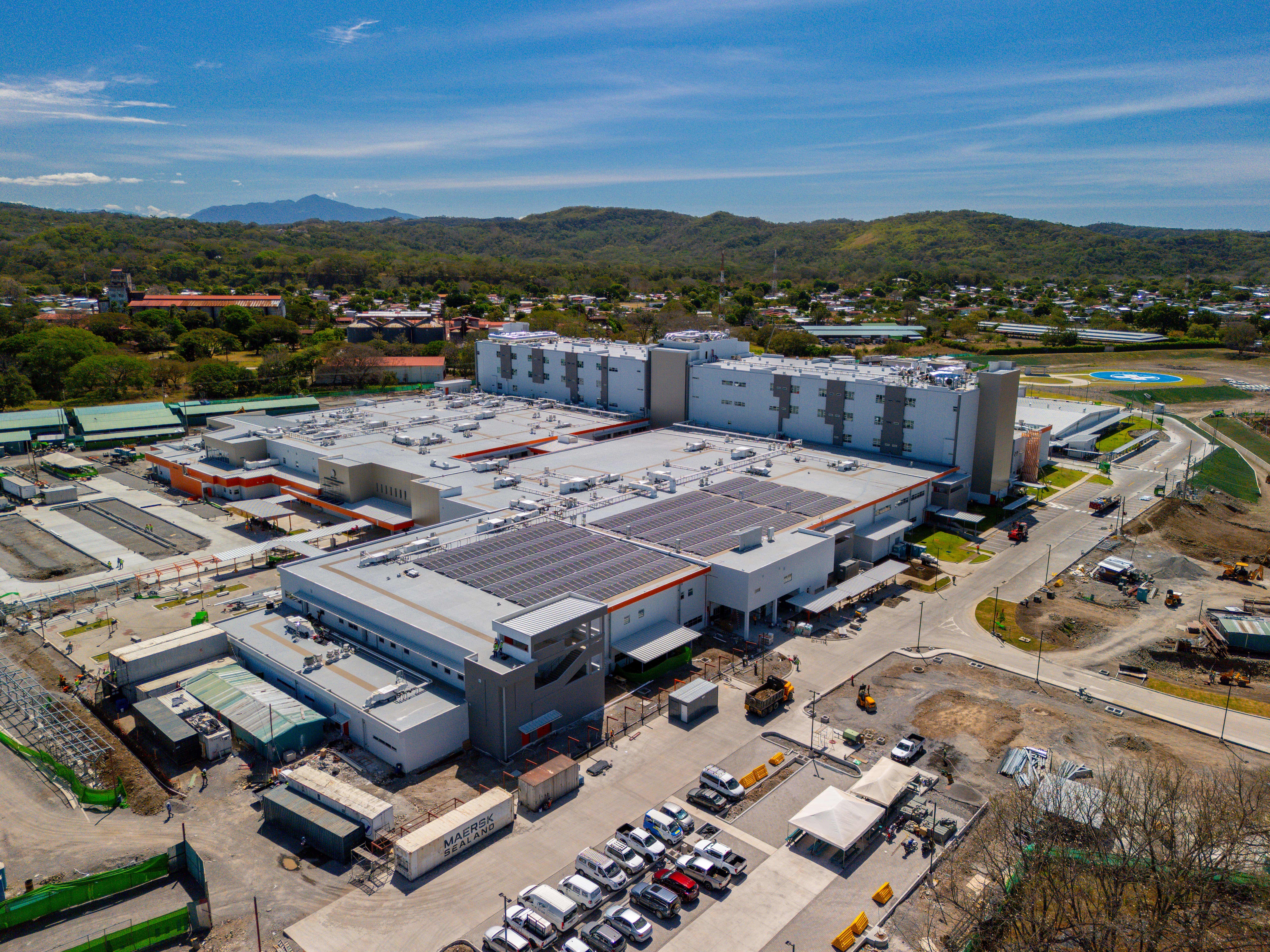 Sistema de generación distribuida para autobastecimiento con paneles solares instalados en techo industrial 2