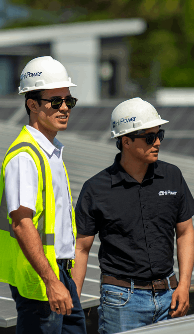 Paneles solares en techo industrial